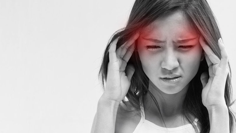  Đau đầu: bệnh nhân đột ngột đau đầu ở các mức độ khác nhau.